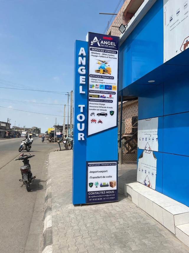 Enseigne bleue Angel Tour devant l'agence de Samanké, à Abobo